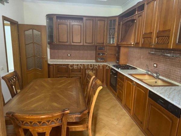 Tirane, jepet me qera apartament duplex 2+1 Kati 4, 146 m² 1.120 € (Edith Durhami)