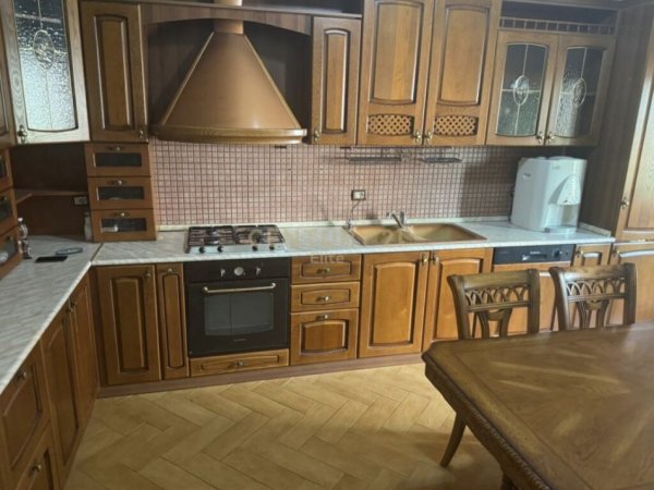 Tirane, jepet me qera apartament duplex 2+1 Kati 4, 146 m² 1.120 € (Edith Durhami)