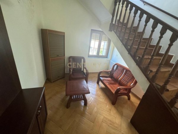 Tirane, jepet me qera apartament duplex 2+1 Kati 4, 146 m² 1.120 € (Edith Durhami)