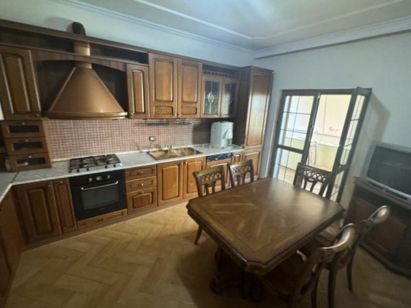 Tirane, jepet me qera apartament duplex 2+1 Kati 4, 146 m² 1.120 € (Edith Durhami)