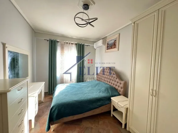 Tirane, jepet me qera apartament 3+1+Ballkon Kati 4, 135 m² 1.200 € (Ministria e Drejtesise)