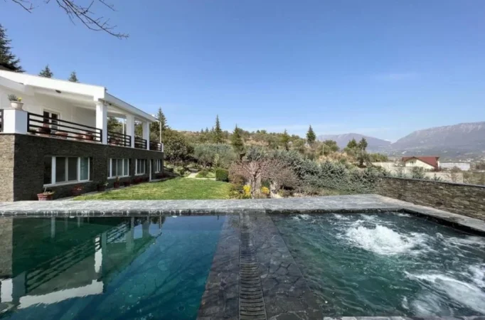 Tirane, jepet me qera Vile 3 Katshe Kati 3, 2.250 m² 8.500 € (TEG)