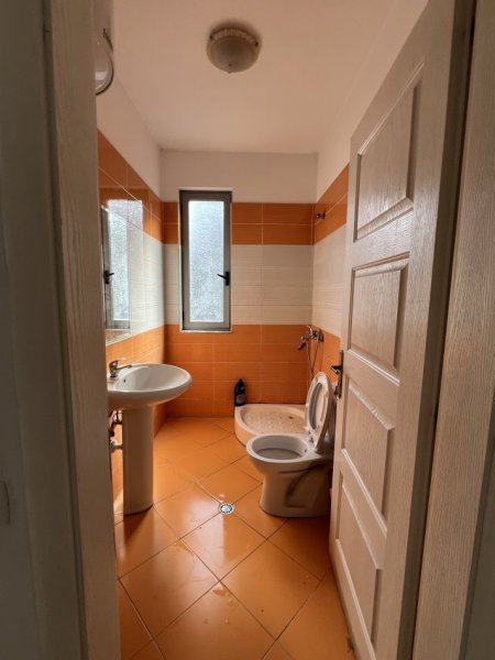 Tirane, jap me qera apartament 2+1+Ballkon Kati 5, 320 € (Prane gjimnazit Ibrahim Rugova)