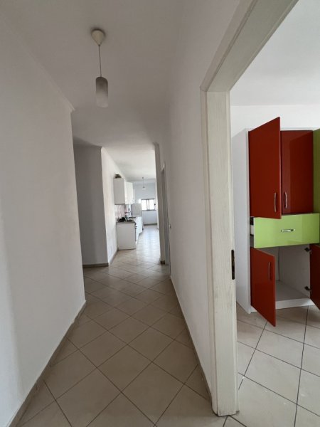 Tirane, jap me qera apartament 2+1+Ballkon Kati 5, 320 € (Prane gjimnazit Ibrahim Rugova)
