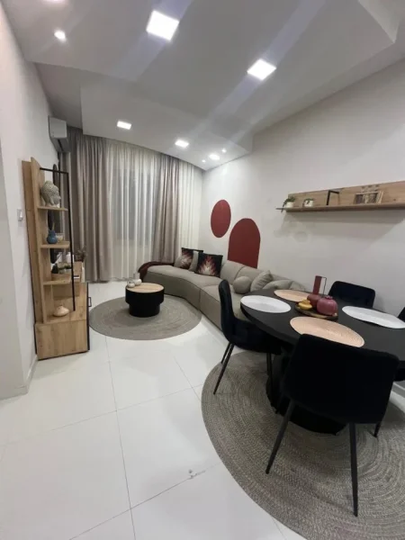 Tirane, jepet me qera apartament 1+1+Aneks+Ballkon Kati 3, 68 m² 650 € (Ish bllok)