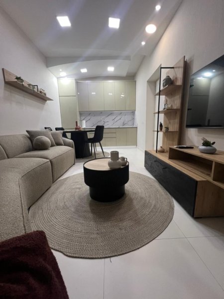 Tirane, jepet me qera apartament 1+1+Aneks+Ballkon Kati 3, 68 m² 650 € (Ish bllok)