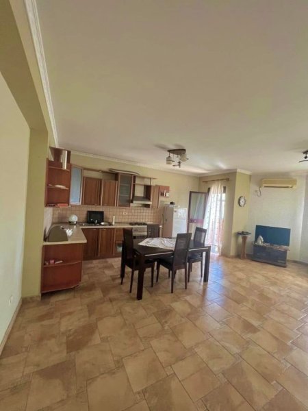 Durres, jepet me qera apartament 2+1 Kati 5, 350 € (Prane Stadiumit)