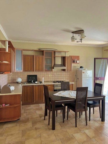 Durres, jepet me qera apartament 2+1 Kati 5, 350 € (Prane Stadiumit)