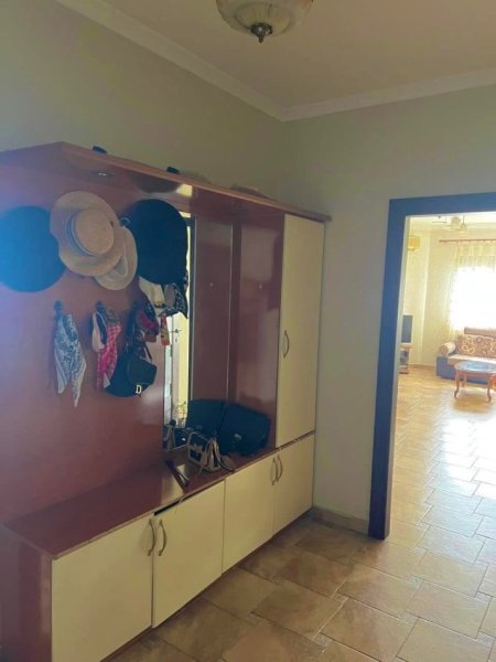 Durres, jepet me qera apartament 2+1 Kati 5, 350 € (Prane Stadiumit)