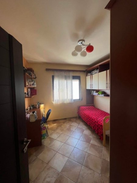 Durres, jepet me qera apartament 2+1 Kati 5, 350 € (Prane Stadiumit)