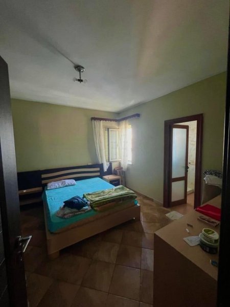Durres, jepet me qera apartament 2+1 Kati 5, 350 € (Prane Stadiumit)