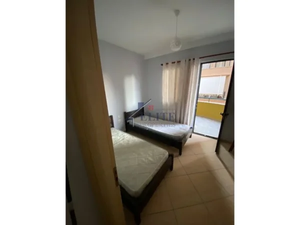 Tirane, jepet me qera apartament 1+1+Ballkon Kati 4, 110 m² 600 € (Fondacioni Leonore)