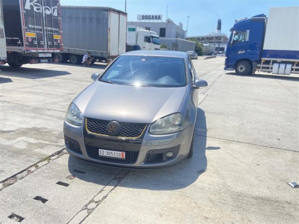 Tirane, shitet makine VW Volkswagen GTI Benzin, gri e erret automatik Klima 313.000 km 5.200 €