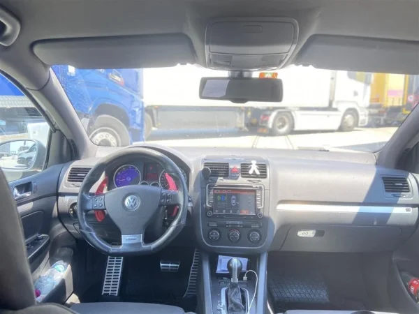 Tirane, shitet makine VW Volkswagen GTI Benzin, gri e erret automatik Klima 313.000 km 5.200 €