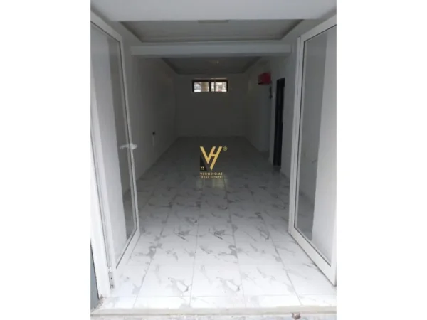 Tirane, jepet me qera dyqan Kati 0, 35 m² 400 € (RRUGA E DIBRES)
