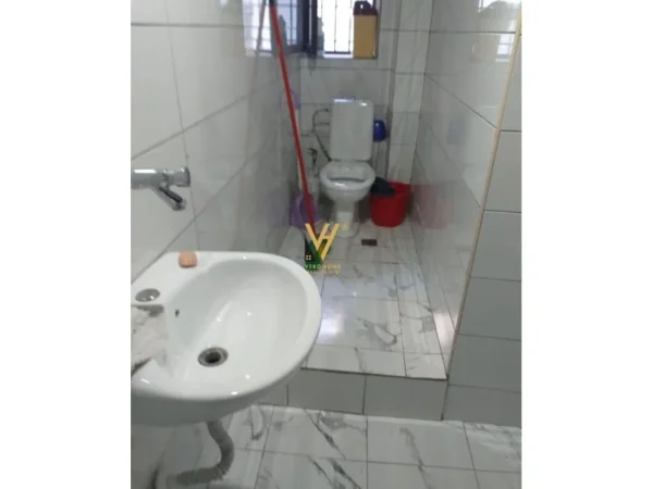 Tirane, jepet me qera dyqan Kati 0, 35 m² 400 € (RRUGA E DIBRES)