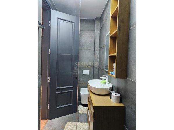 Tirane, jepet me qera apartament 2+1 Kati 2, 106 m² 1.300 € (Teg)