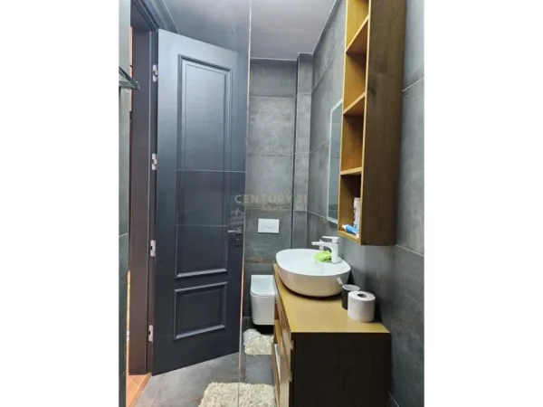 Tirane, jepet me qera apartament 2+1 Kati 2, 106 m² 1.300 € (Teg)