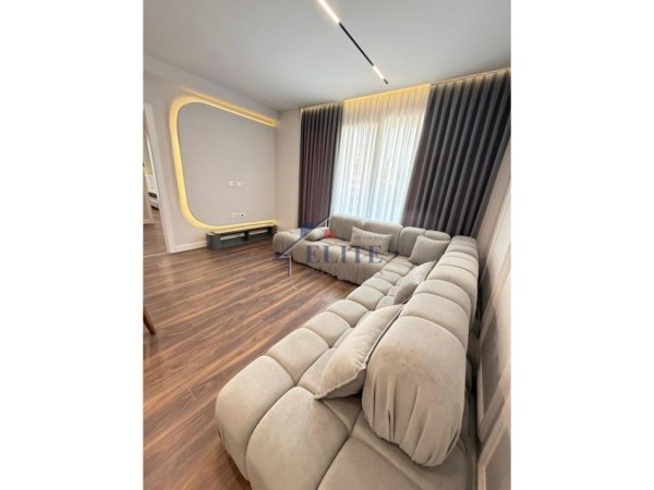 Tirane, jepet me qera apartament 2+1+Ballkon Kati 3, 100 m² 1.000 € (Ish Fusha e Aviacionit)
