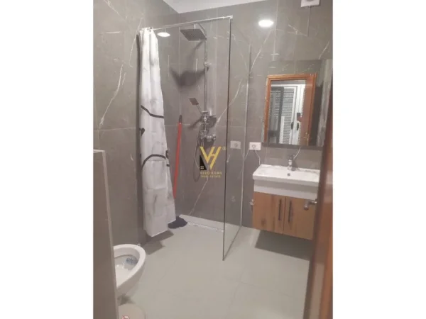 Tirane, jepet me qera apartament 1+1+Aneks+Ballkon Kati 1, 70 m² 600 € (ISH PARKU AUTOBUZAVE)