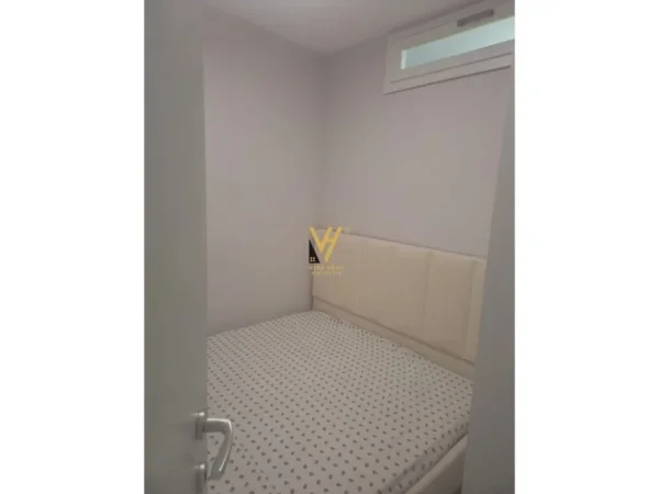 Tirane, jepet me qera apartament 1+1+Aneks+Ballkon Kati 1, 70 m² 600 € (ISH PARKU AUTOBUZAVE)