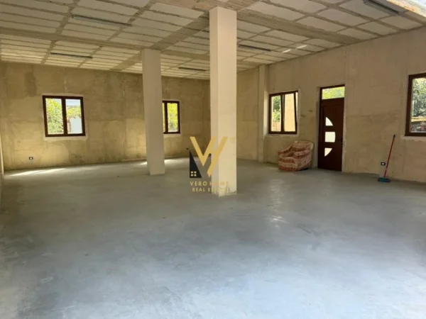 Tirane, jepet me qera dyqan Kati 0, 120 m² 650 € (LAPRAKE)
