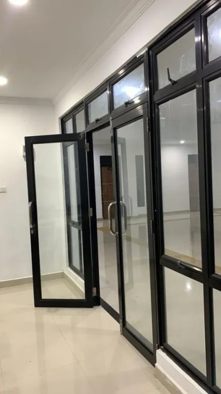 Tirane, jepet me qera dyqan Kati 0, 35 m² 650 € (rruga e elbasanit)