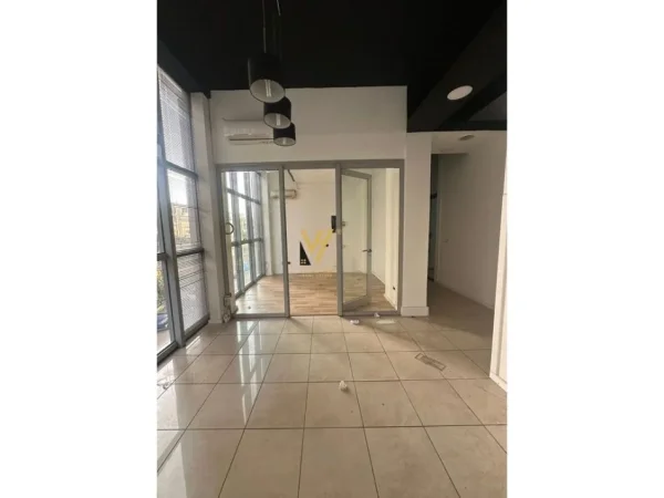 Tirane, jepet me qera zyre Kati 2, 55 m² 700 € (RRUGA E KAVAJES)