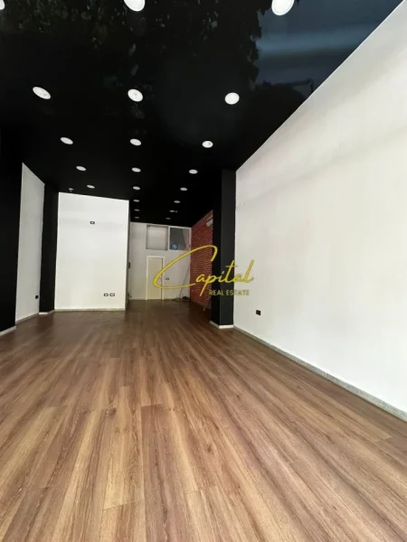 Tirane, jepet me qera ambjent biznesi Kati 0, 56 m² 1.300 € (ALI DEMI)