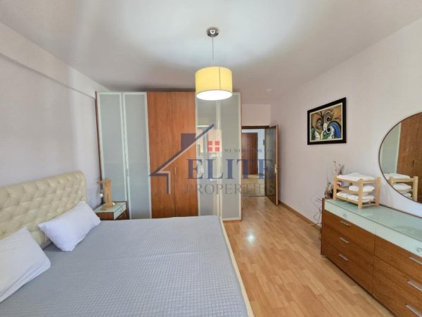 Tirane, jepet me qera apartament 2+1+Ballkon Kati 10, 100 m² 800 € (Komuna e Parisit)