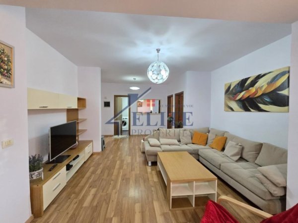 Tirane, jepet me qera apartament 2+1+Ballkon Kati 10, 100 m² 800 € (Komuna e Parisit)