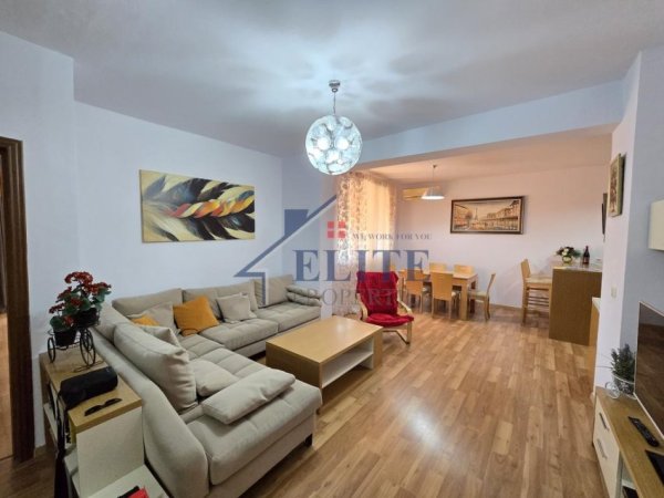 Tirane, jepet me qera apartament 2+1+Ballkon Kati 10, 100 m² 800 € (Komuna e Parisit)