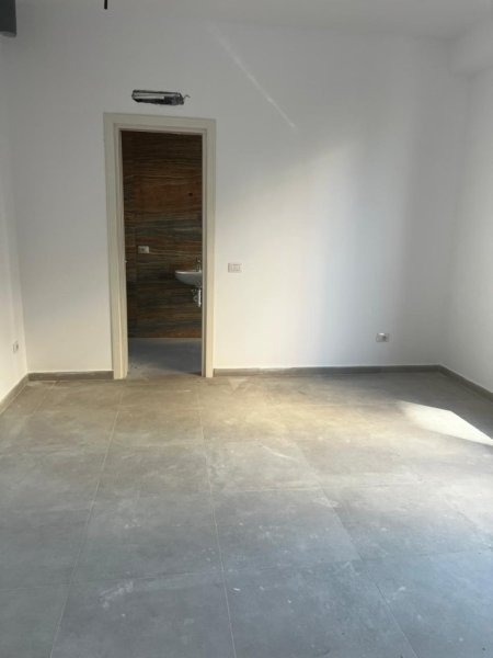 Tirane, jepet me qera zyre Kati 1, 50 m² 1.000 € (RRUGA E KAVAJES)