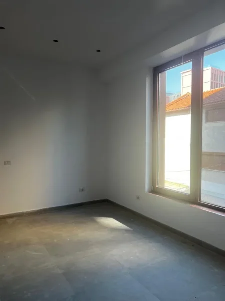 Tirane, jepet me qera zyre Kati 1, 50 m² 1.000 € (RRUGA E KAVAJES)