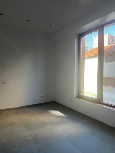 Tirane, jepet me qera zyre Kati 1, 50 m² 1.000 € (RRUGA E KAVAJES)