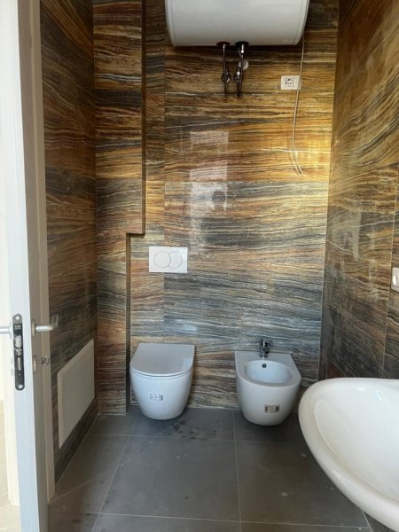 Tirane, jepet me qera zyre Kati 1, 50 m² 1.000 € (RRUGA E KAVAJES)