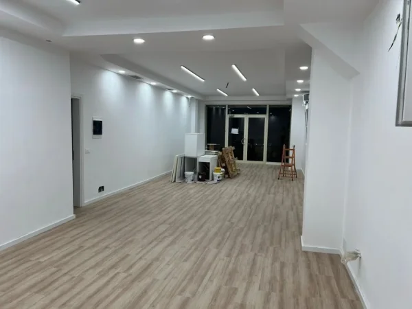 Tirane, jepet me qera ambjent biznesi Kati 1, 75 m² 800 € (BRRYLI)