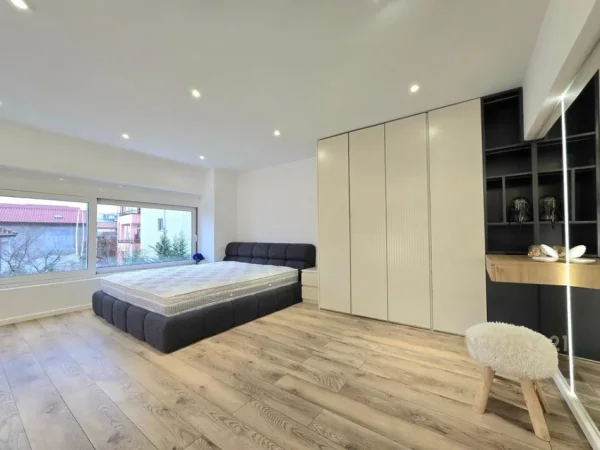 Tirane, shitet apartament duplex 1+1 Kati 1, 65 m² 110.000 € (Tek Farmacia 10)