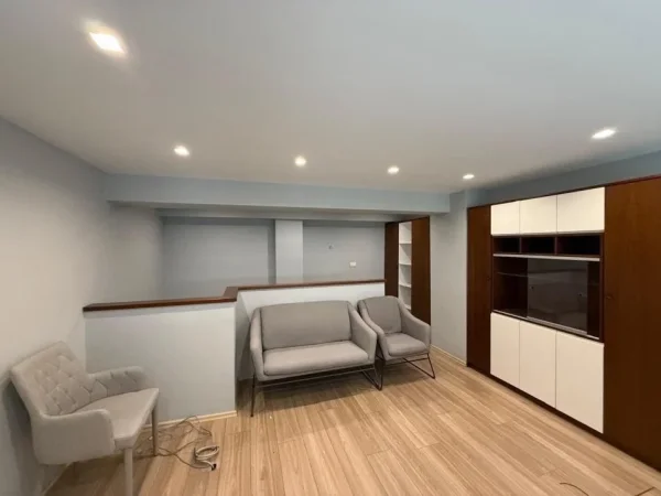 Tirane, jepet me qera zyre Kati 0, 700 € (Rruga Robert Shvarc)