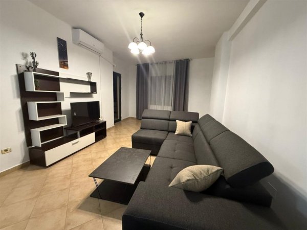 Tirane, jepet me qera apartament 1+1 Kati 1, 70 m² 390 € (Pallatet Cabej Yzberisht)