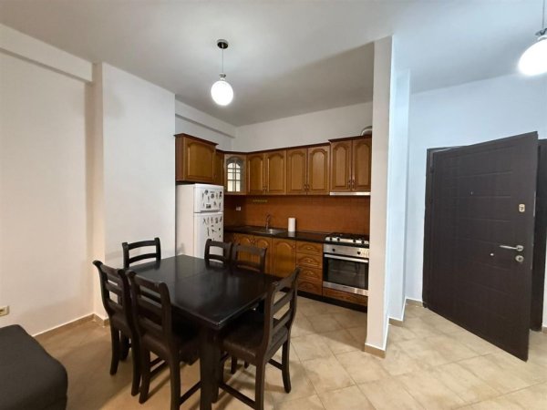 Tirane, jepet me qera apartament 1+1 Kati 1, 70 m² 390 € (Pallatet Cabej Yzberisht)