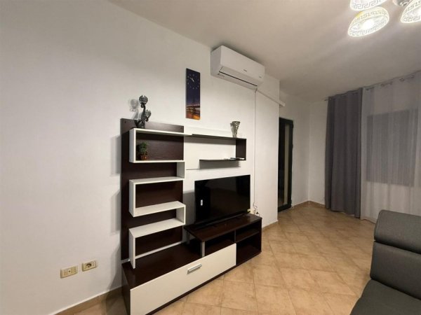 Tirane, jepet me qera apartament 1+1 Kati 1, 70 m² 390 € (Pallatet Cabej Yzberisht)