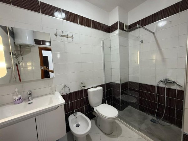 Tirane, jepet me qera apartament 1+1 Kati 1, 70 m² 390 € (Pallatet Cabej Yzberisht)
