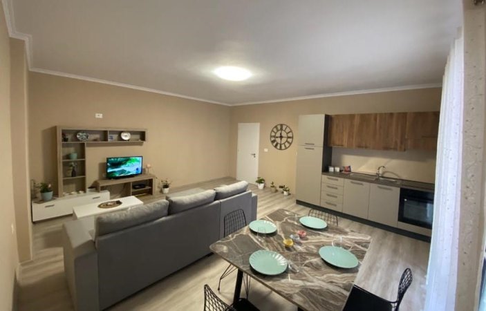 Tirane, jepet me qera apartament 1+1+Ballkon Kati 5, 70 m² 550 € (rruga Petro Korcari)