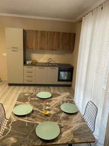 Tirane, jepet me qera apartament 1+1+Ballkon Kati 5, 70 m² 550 € (rruga Petro Korcari)