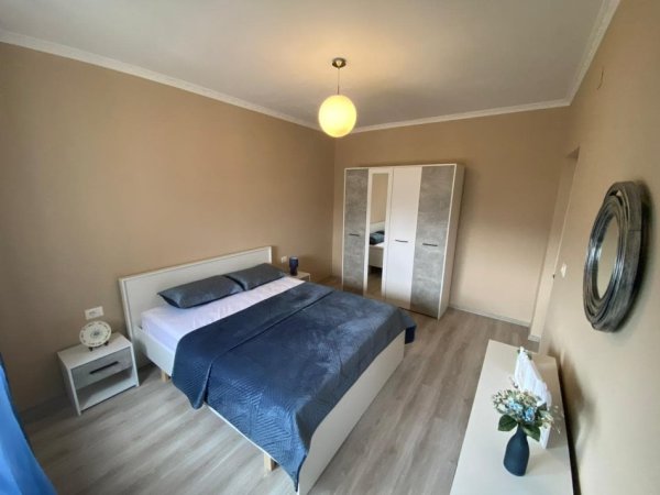 Tirane, jepet me qera apartament 1+1+Ballkon Kati 5, 70 m² 550 € (rruga Petro Korcari)