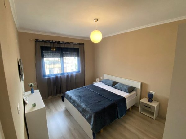 Tirane, jepet me qera apartament 1+1+Ballkon Kati 5, 70 m² 550 € (rruga Petro Korcari)