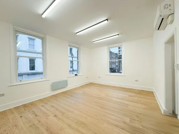 Tirane, jepet me qera zyre Kati 2, 50 m² 700 € (rruga e dibres)