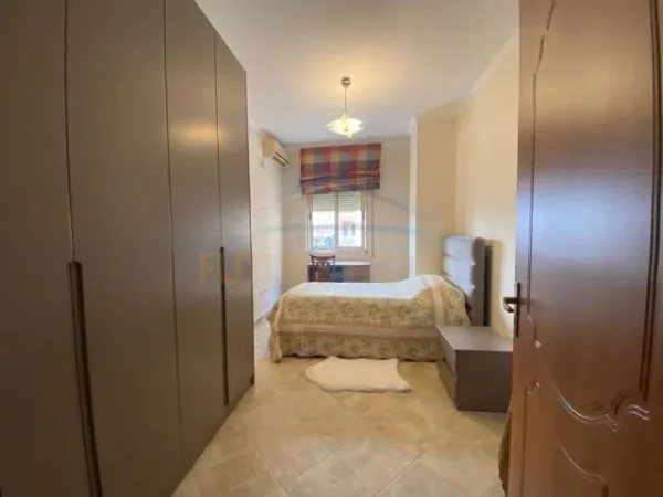 Tirane, jepet me qera apartament 2+1 Kati 10, 88 m² 600 Euro (Selvia)