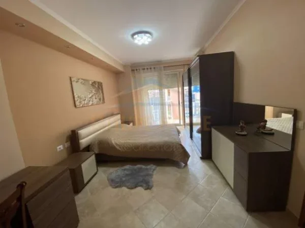 Tirane, jepet me qera apartament 2+1 Kati 10, 88 m² 600 Euro (Selvia)